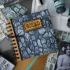 Sizzix 3D Texture Fades A5 Cobblestone van Tim Holtz. Maak diepe, realistische kasseienstructuren voor scrapbooking, journals, kaarten en mixed media.