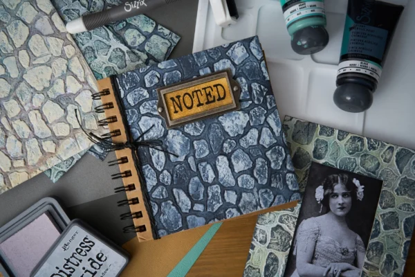 Sizzix 3D Texture Fades A5 Cobblestone van Tim Holtz. Maak diepe, realistische kasseienstructuren voor scrapbooking, journals, kaarten en mixed media.
