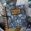 Sizzix 3D Texture Fades A5 Cobblestone van Tim Holtz. Maak diepe, realistische kasseienstructuren voor scrapbooking, journals, kaarten en mixed media.