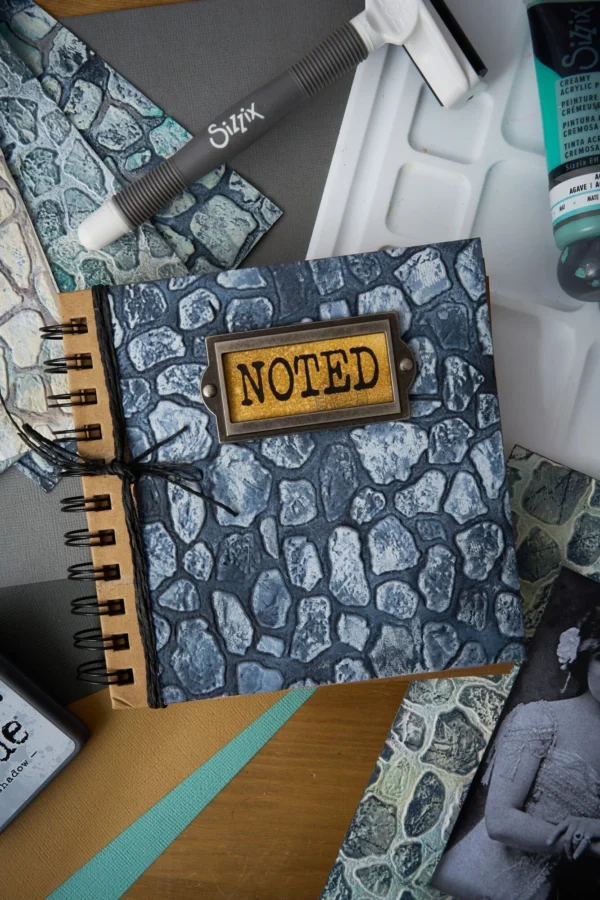Sizzix 3D Texture Fades A5 Cobblestone van Tim Holtz. Maak diepe, realistische kasseienstructuren voor scrapbooking, journals, kaarten en mixed media.