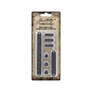 Tim Holtz Halloween Word Plaques + Tags TH94388 Tim Holtz Idea-ology Halloween Word Plaques + Tags met 8 metalen embellishments. Discontinued uitgave, perfect voor Halloween, journals en mixed media.