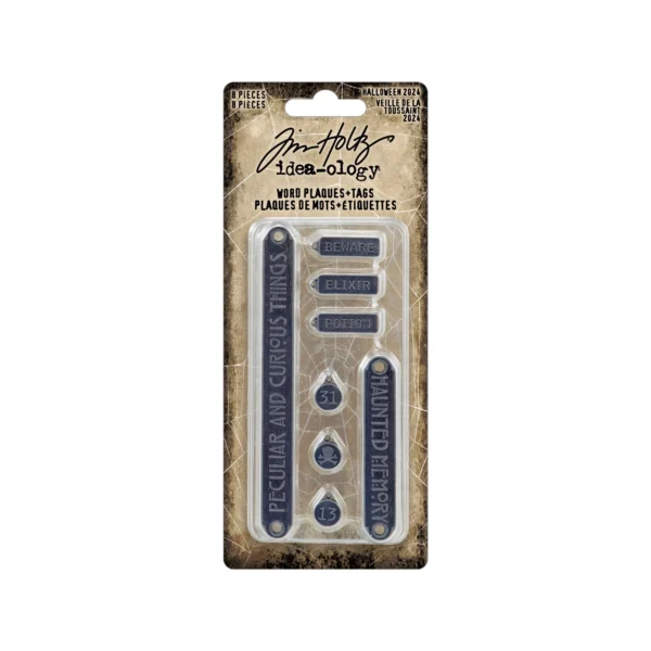 Tim Holtz Halloween Word Plaques + Tags TH94388 Tim Holtz Idea-ology Halloween Word Plaques + Tags met 8 metalen embellishments. Discontinued uitgave, perfect voor Halloween, journals en mixed media.
