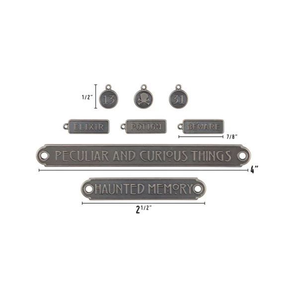 Tim Holtz Halloween Word Plaques + Tags (TH94388) Tim Holtz Idea-ology Halloween Word Plaques + Tags met 8 metalen embellishments. Discontinued uitgave, perfect voor Halloween, journals en mixed media.