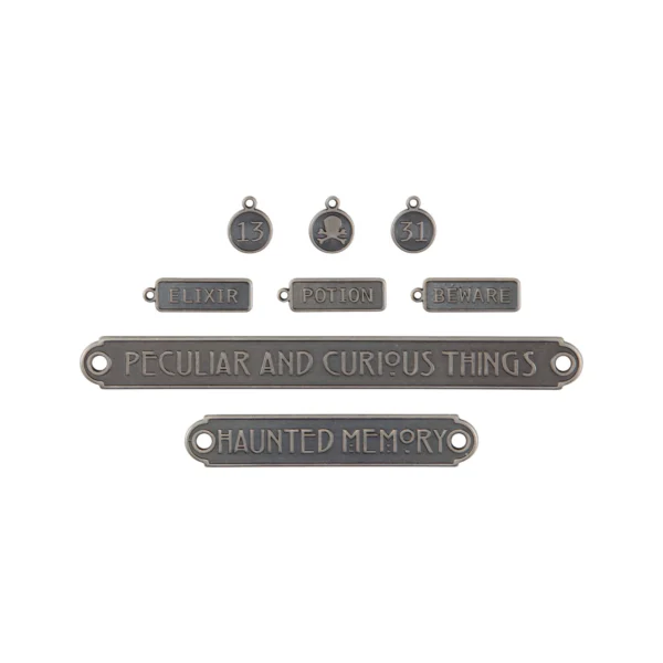 Tim Holtz Halloween Word Plaques + Tags (TH94388) (DISCONTINUED) Tim Holtz Idea-ology Halloween Word Plaques + Tags met 8 metalen embellishments. Discontinued uitgave, perfect voor Halloween, journals en mixed media.